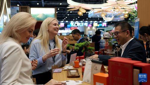 两个女人 2025,女性力量崛起,共创辉煌时代